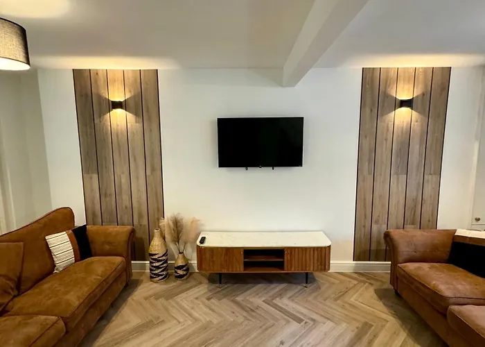 Spacious Home Near Park And Playing Fields