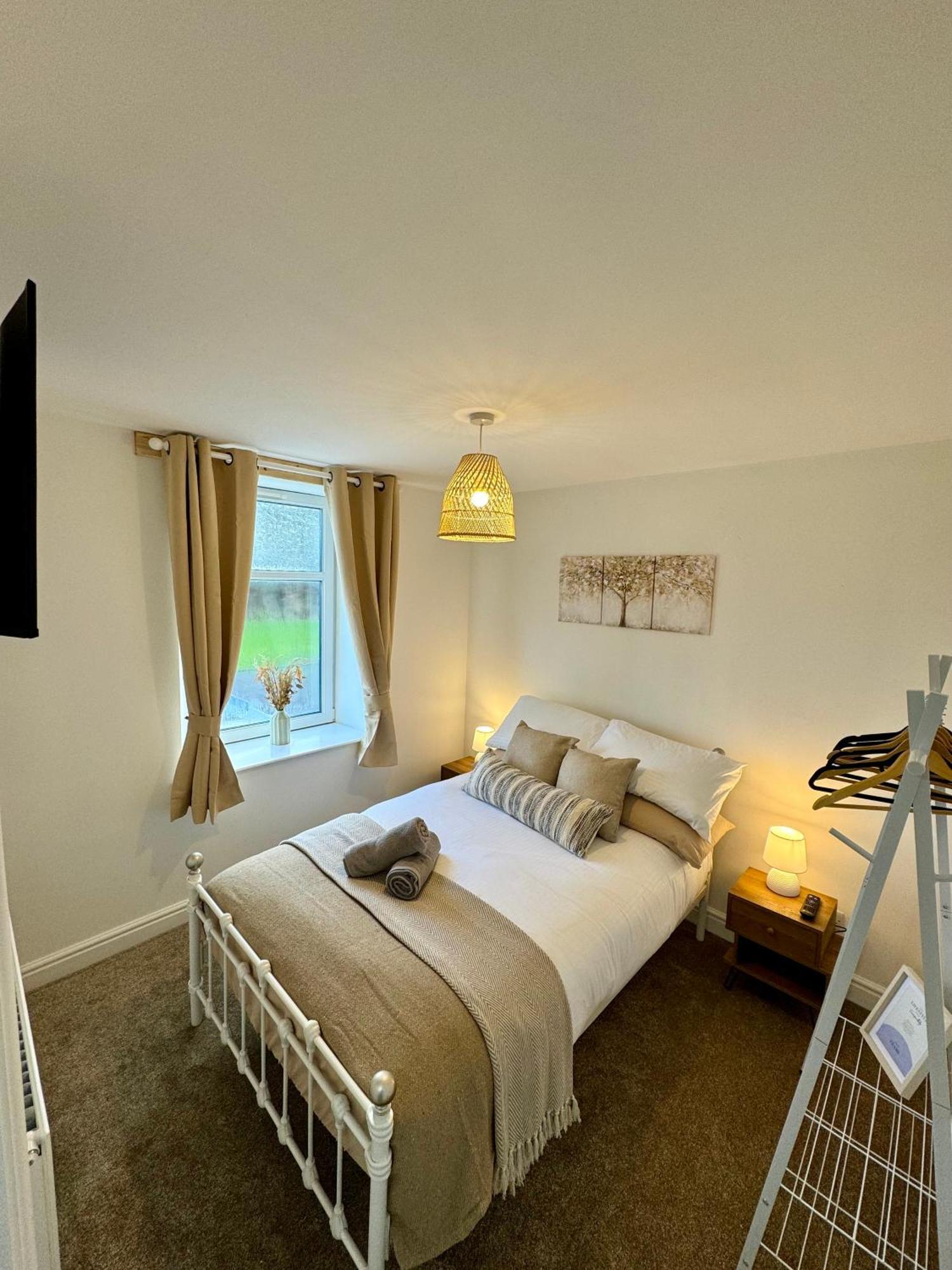 Spacious Near Park And Playing Fields *